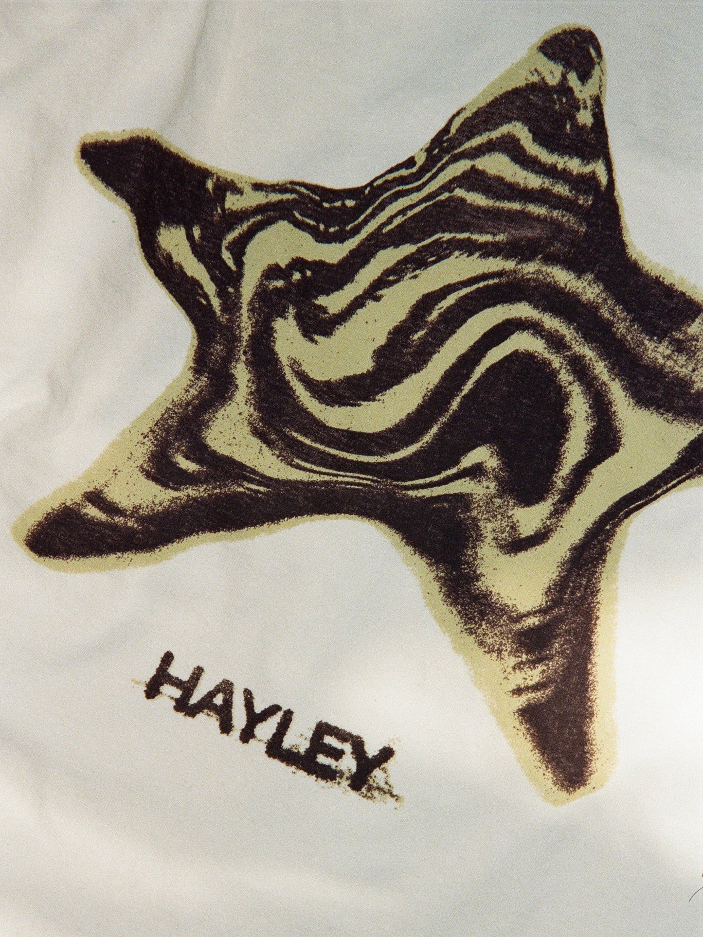 Hayley Star - Tシャツ(オンライン限定)